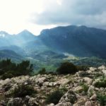 Des de la línia del penyasegat de la moleta de Binifaldó copsam la vall de Lluc, el Caragoler, n'Ali, Massanella, Galileu...